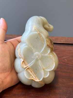 Een Chinese celadon jade bloemvormige penselenwasser met een ramskop, 17e eeuw — foto 6