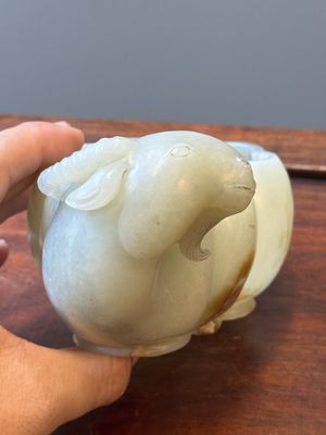 Een Chinese celadon jade bloemvormige penselenwasser met een ramskop, 17e eeuw — foto 7