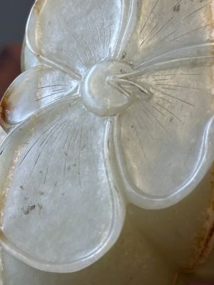 Een Chinese celadon jade bloemvormige penselenwasser met een ramskop, 17e eeuw — foto 9