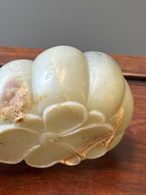 Een Chinese celadon jade bloemvormige penselenwasser met een ramskop, 17e eeuw — foto 10