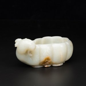 Een Chinese celadon jade bloemvormige penselenwasser met een ramskop, 17e eeuw — foto 1