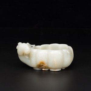Een Chinese celadon jade bloemvormige penselenwasser met een ramskop, 17e eeuw — foto 2
