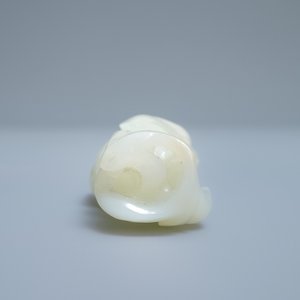 Een Chinese celadon jade 'Boeddha hand', 19e eeuw — foto 7