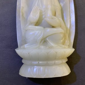 Een Chinese celadon jade figuur van Guanyin op lotustroon, 19/20e eeuw — foto 13