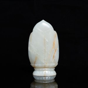 Een Chinese celadon jade figuur van Guanyin op lotustroon, 19/20e eeuw — foto 3