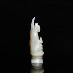 Een Chinese celadon jade figuur van Guanyin op lotustroon, 19/20e eeuw — foto 4