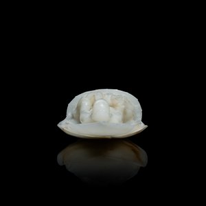 Een Chinese celadon jade figuur van Guanyin op lotustroon, 19/20e eeuw — foto 5