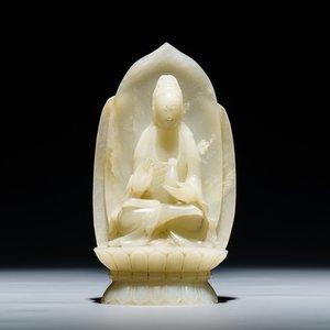 Een Chinese celadon jade figuur van Guanyin op lotustroon, 19/20e eeuw — foto 1
