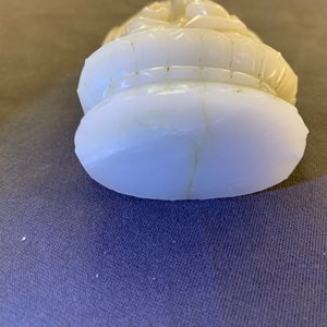 Een Chinese celadon jade figuur van Guanyin op lotustroon, 19/20e eeuw — foto 16
