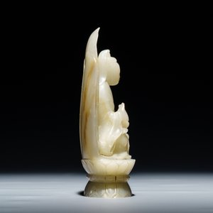 Een Chinese celadon jade figuur van Guanyin op lotustroon, 19/20e eeuw — foto 4
