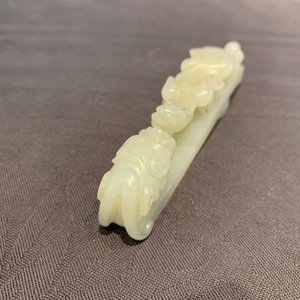 Een Chinese celadon jade gordelhaak, 18/19e eeuw — foto 11