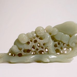 Een Chinese celadon jade groep met jongens op een lingzhi, 19e eeuw — foto 2
