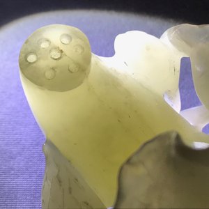 Een Chinese celadon jade groep met kraanvogels op fraaie houten basis, Qing — foto 12