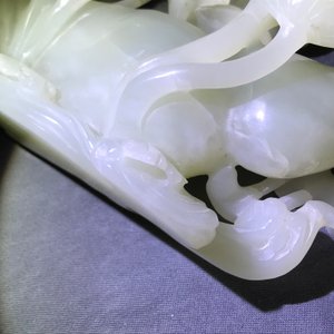 Een Chinese celadon jade groep met kraanvogels op fraaie houten basis, Qing — foto 13