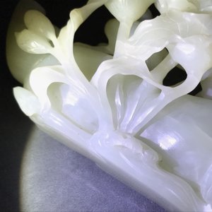 Een Chinese celadon jade groep met kraanvogels op fraaie houten basis, Qing — foto 14