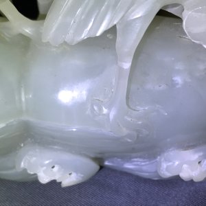Een Chinese celadon jade groep met kraanvogels op fraaie houten basis, Qing — foto 18