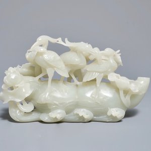 Een Chinese celadon jade groep met kraanvogels op fraaie houten basis, Qing — foto 2