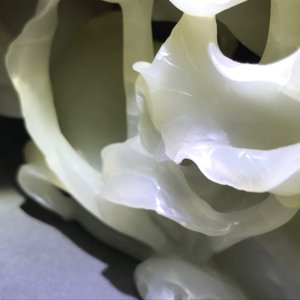 Een Chinese celadon jade groep met kraanvogels op fraaie houten basis, Qing — foto 10