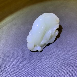 Een Chinese celadon jade groep van een perzik met twee apen, 19e eeuw — foto 14