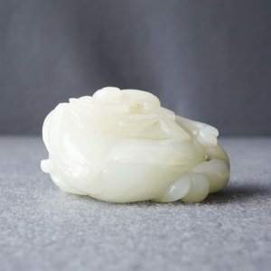 Een Chinese celadon jade groep van een perzik met twee apen, 19e eeuw — foto 19