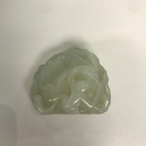 Een Chinese celadon jade groep van een perzik met twee apen, 19e eeuw — foto 7