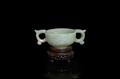Een Chinese celadon jade 'libation cup', Ming