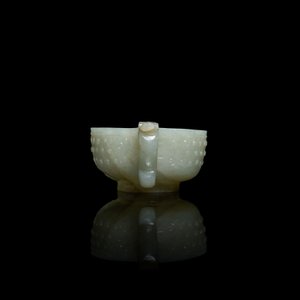 Een Chinese celadon jade 'libation cup', Ming — foto 3