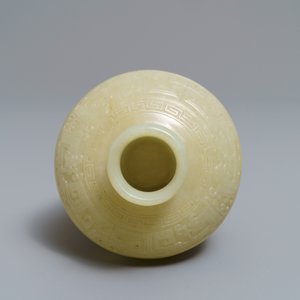 Een Chinese celadon jade meiping vaas met reliëfdecor, 19/20e eeuw — foto 5