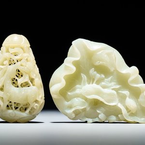 Een Chinese celadon jade opengewerkte hanger en een lotusblad met vogels, 19/20e eeuw — foto 1