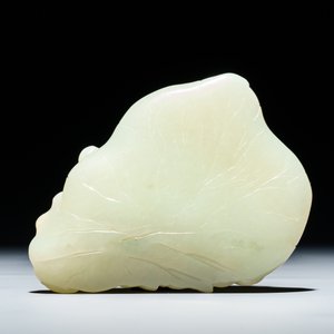 Een Chinese celadon jade opengewerkte hanger en een lotusblad met vogels, 19/20e eeuw — foto 3