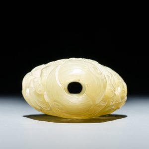 Een Chinese celadon jade opengewerkte hanger en een lotusblad met vogels, 19/20e eeuw — foto 9