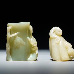 Een Chinese celadon jade penselenpot en een groepje met een jongen op een lotusbloem, 19/20e eeuw — foto 6