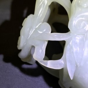 Een Chinese celadon jade penselenwasser en een paar witte jade eenden, 19e en 20e eeuw — foto 11