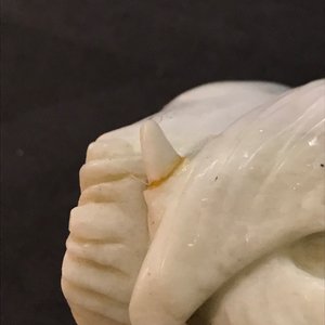 Een Chinese celadon jade penselenwasser en een paar witte jade eenden, 19e en 20e eeuw — foto 12