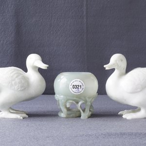 Een Chinese celadon jade penselenwasser en een paar witte jade eenden, 19e en 20e eeuw — foto 19