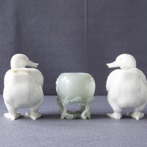 Een Chinese celadon jade penselenwasser en een paar witte jade eenden, 19e en 20e eeuw — foto 22
