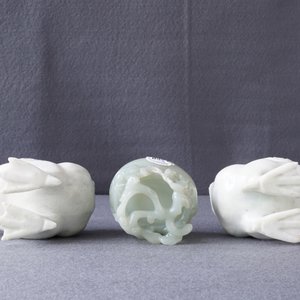 Een Chinese celadon jade penselenwasser en een paar witte jade eenden, 19e en 20e eeuw — foto 23