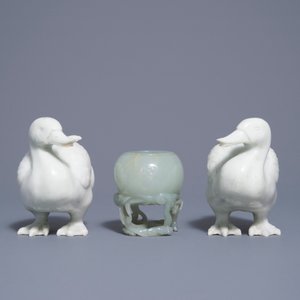 Een Chinese celadon jade penselenwasser en een paar witte jade eenden, 19e en 20e eeuw — foto 3