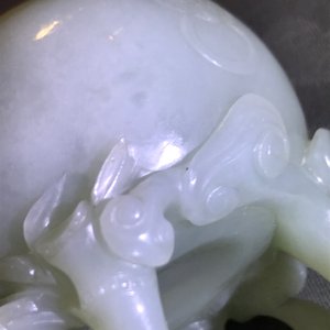 Een Chinese celadon jade penselenwasser en een paar witte jade eenden, 19e en 20e eeuw — foto 9