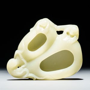 Een Chinese celadon jade penselenwasser met apen op perziken, 19/20e eeuw — foto 1
