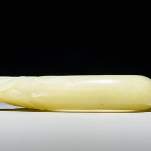 Een Chinese celadon jade penselenwasser met apen op perziken, 19/20e eeuw — foto 3