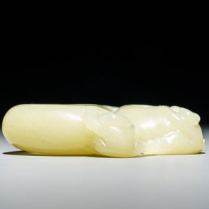 Een Chinese celadon jade penselenwasser met apen op perziken, 19/20e eeuw — foto 4