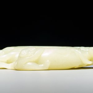 Een Chinese celadon jade penselenwasser met apen op perziken, 19/20e eeuw — foto 5