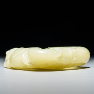 Een Chinese celadon jade penselenwasser met apen op perziken, 19/20e eeuw — foto 6