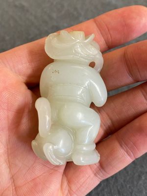 Een Chinese celadon jade sculptuur van een jongen met een kat, Qing — foto 3