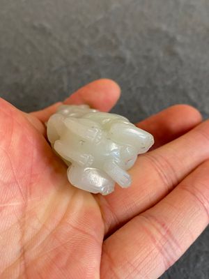 Een Chinese celadon jade sculptuur van een jongen met een kat, Qing — foto 4