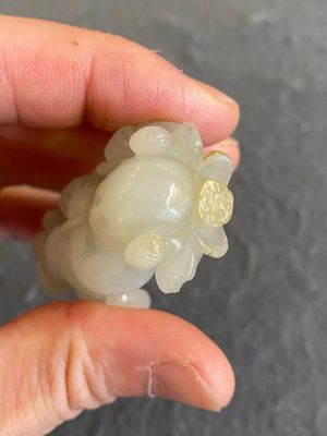 Een Chinese celadon jade sculptuur van een jongen met een kat, Qing — foto 5
