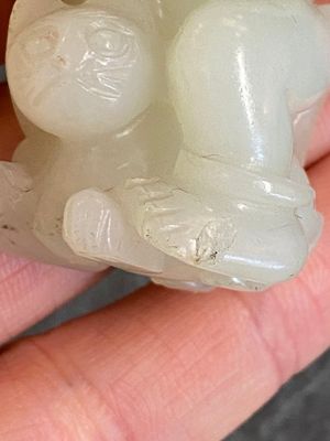 Een Chinese celadon jade sculptuur van een jongen met een kat, Qing — foto 6