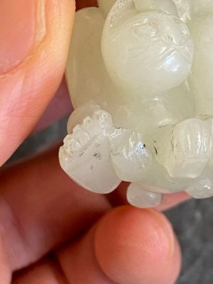 Een Chinese celadon jade sculptuur van een jongen met een kat, Qing — foto 8