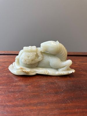 Een Chinese celadon jade sculptuur van een mythisch paard, 18e eeuw — foto 1